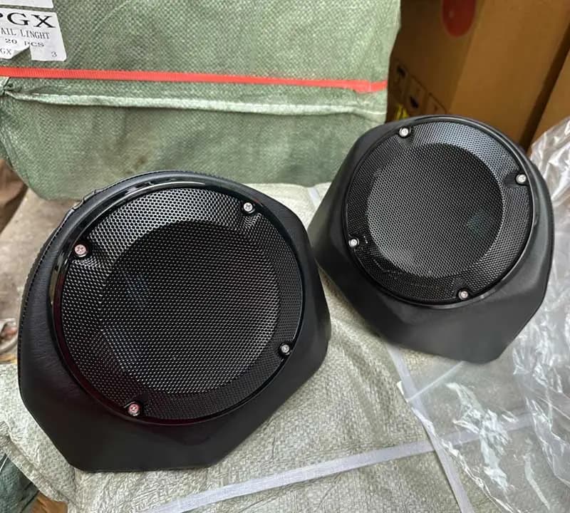 Harley style big topbox speaker pods